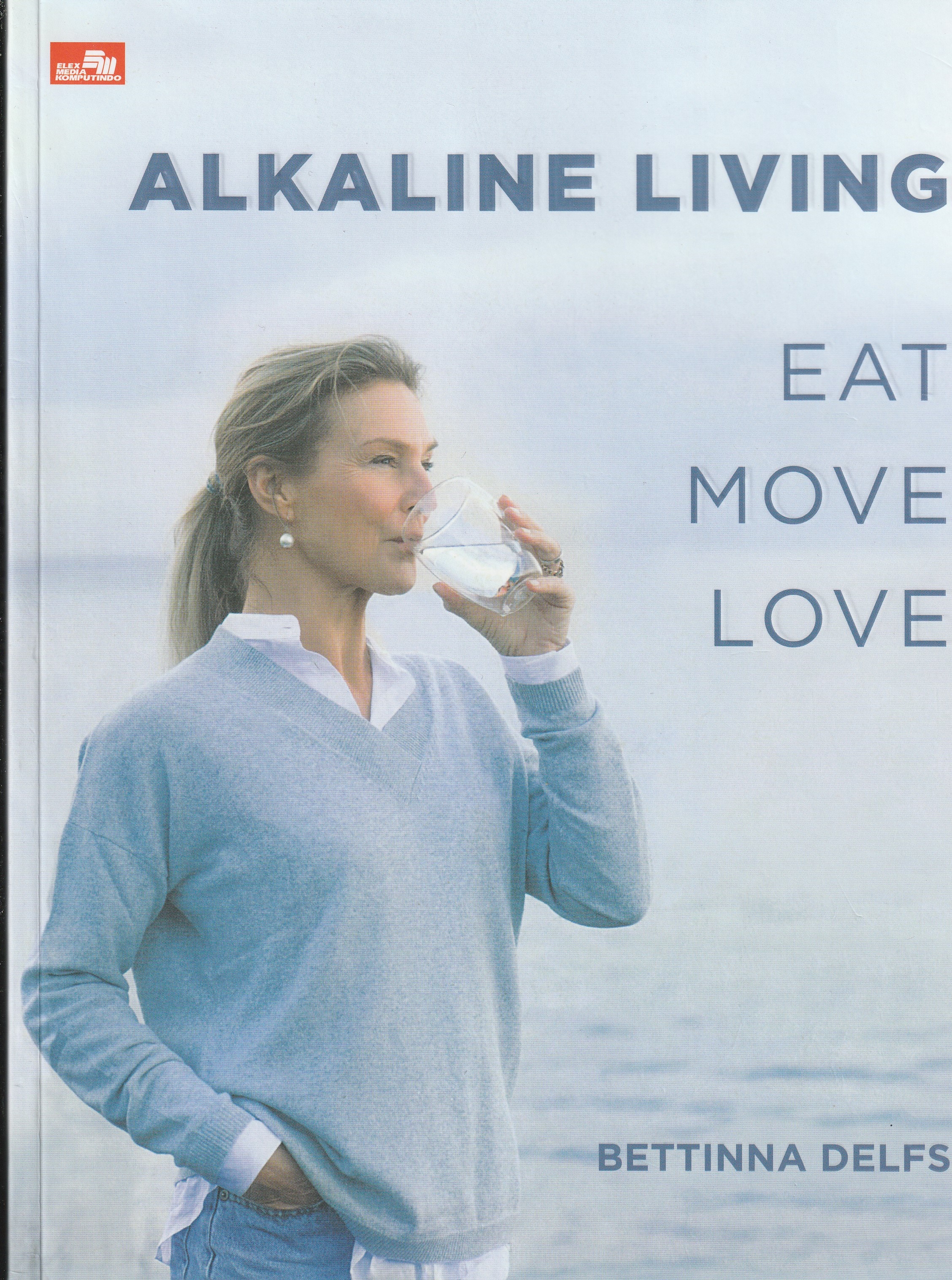 Cover Alkaline Living :  Eat Move Love / Bettinna Delfs